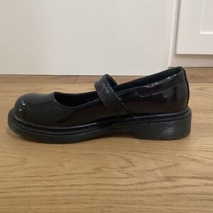 Chunky Black Patent Mary Jane Shoes – Round Toe, Glossy Finish. Size: Kids 4